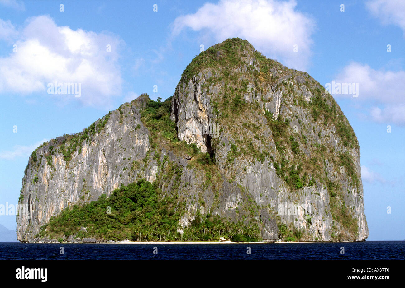 Filippine Palawan Arcipelago Bacuit ripide facciate Miniloc Island Foto Stock