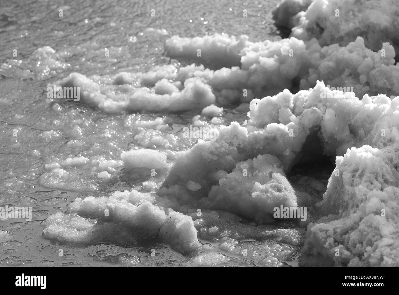 Un tumulo di fusione di granita al lato della strada durante la primavera Foto Stock