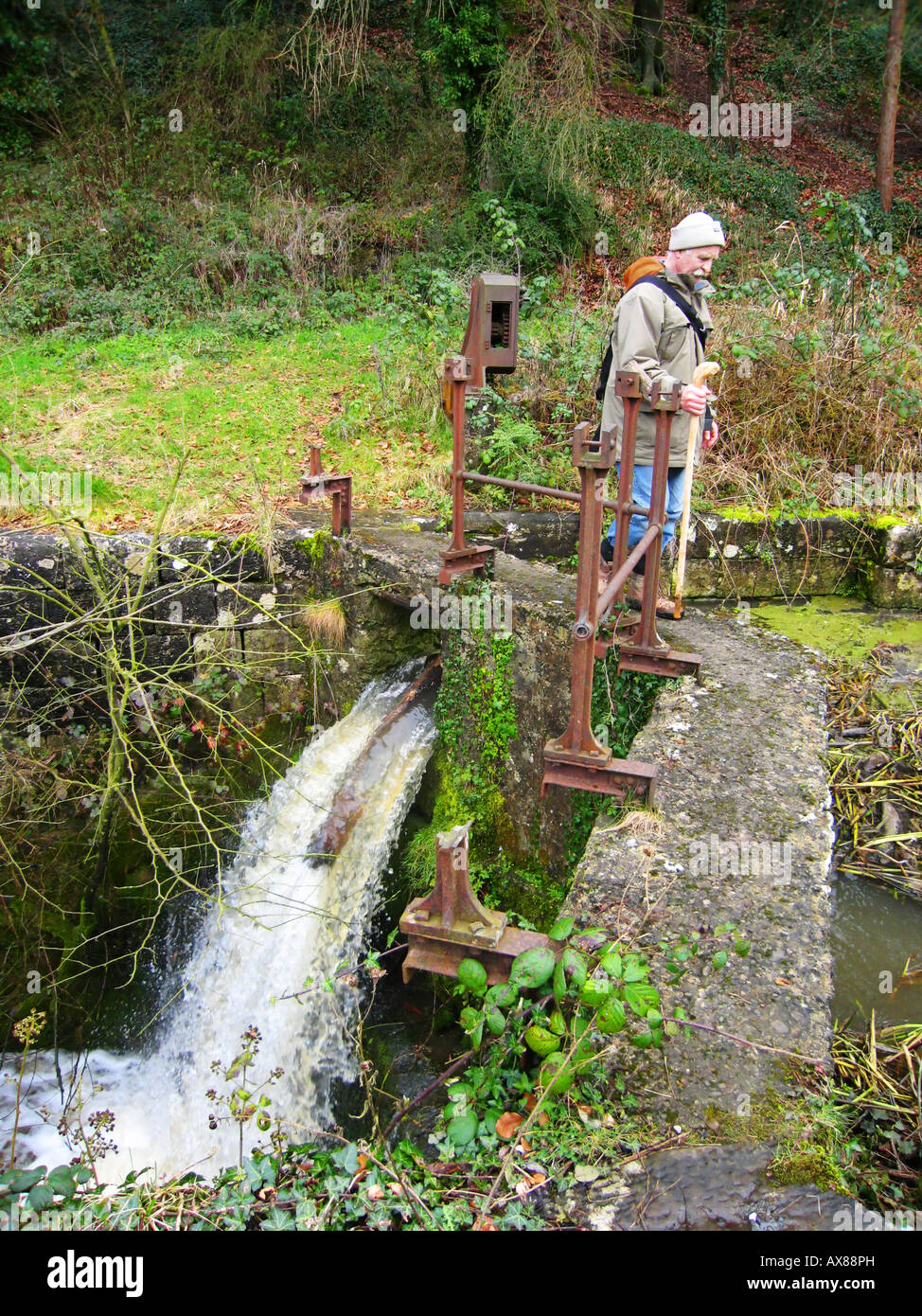 Uomo che cammina sul fiume Boyne Canal Co. Contea di Meath, Irlanda Foto Stock