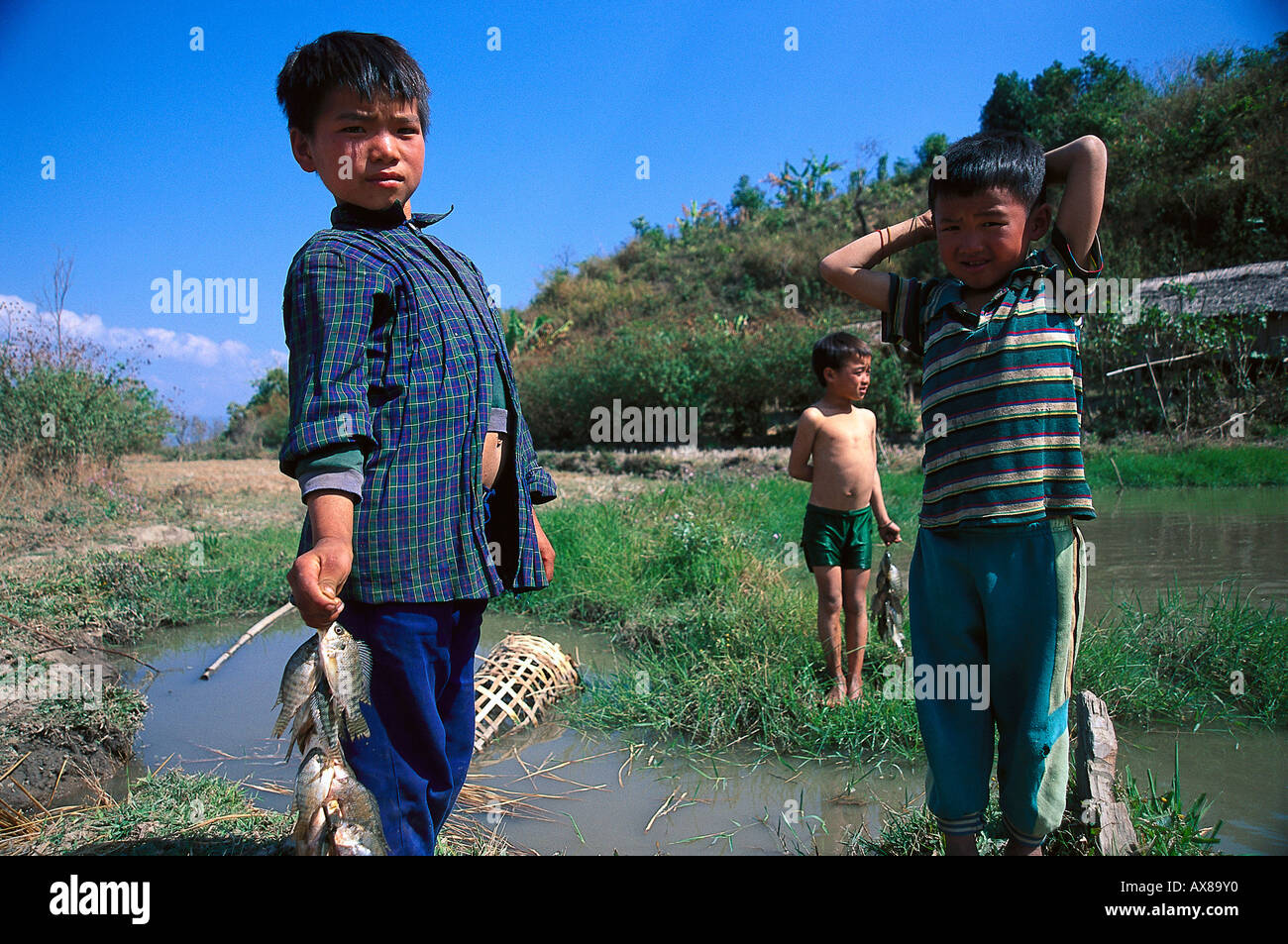 Kinder beim Fischen, Luang Prabang Laos Foto Stock