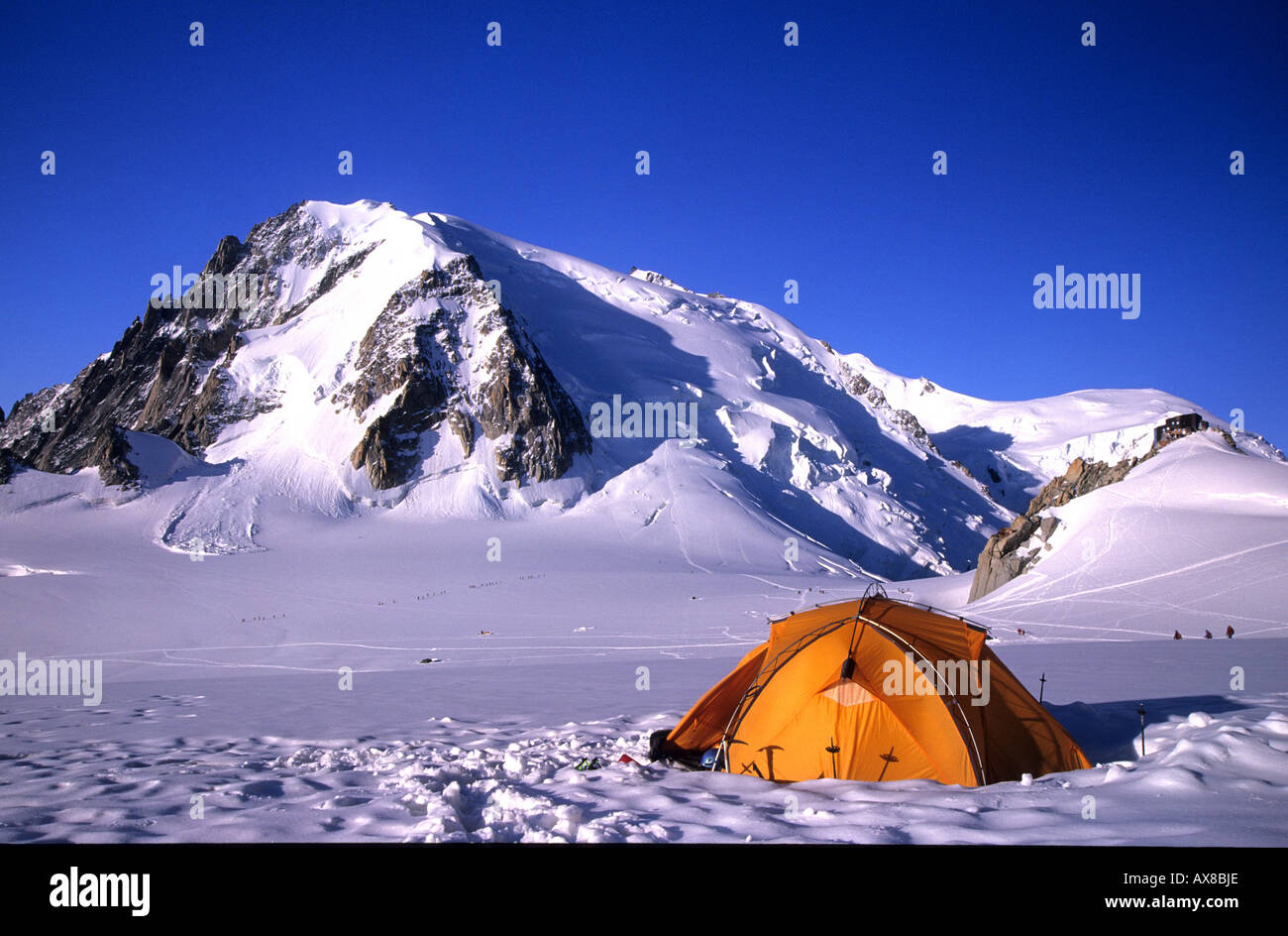 Tenda nella parte anteriore del Mont Blanc du Tacul, Mont Blanc, sulle Alpi francesi, Francia Foto Stock