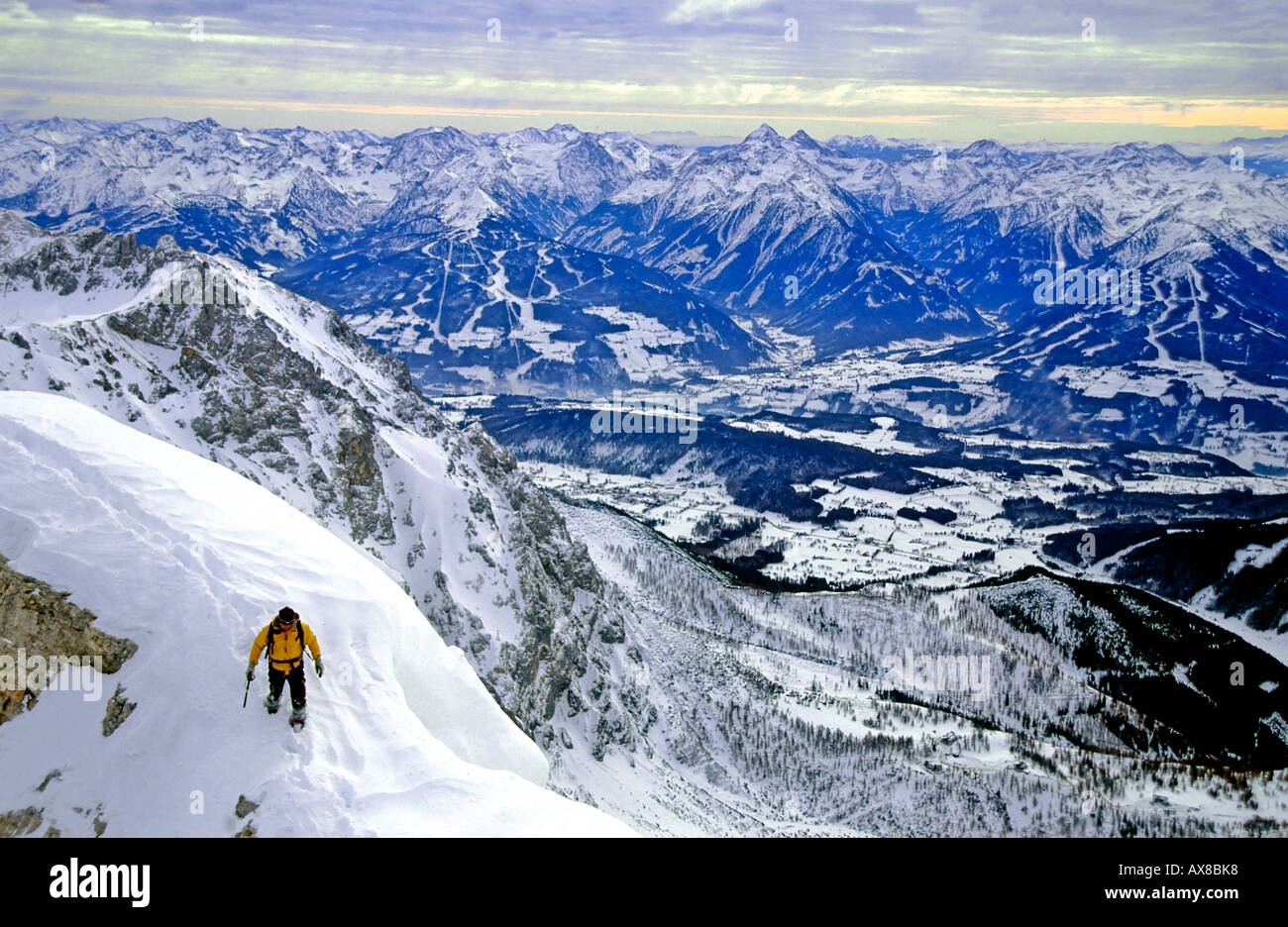 Alpinista di fare sci di fondo, panorama di montagna, Hoher Dachstein Dachstein Austria Foto Stock