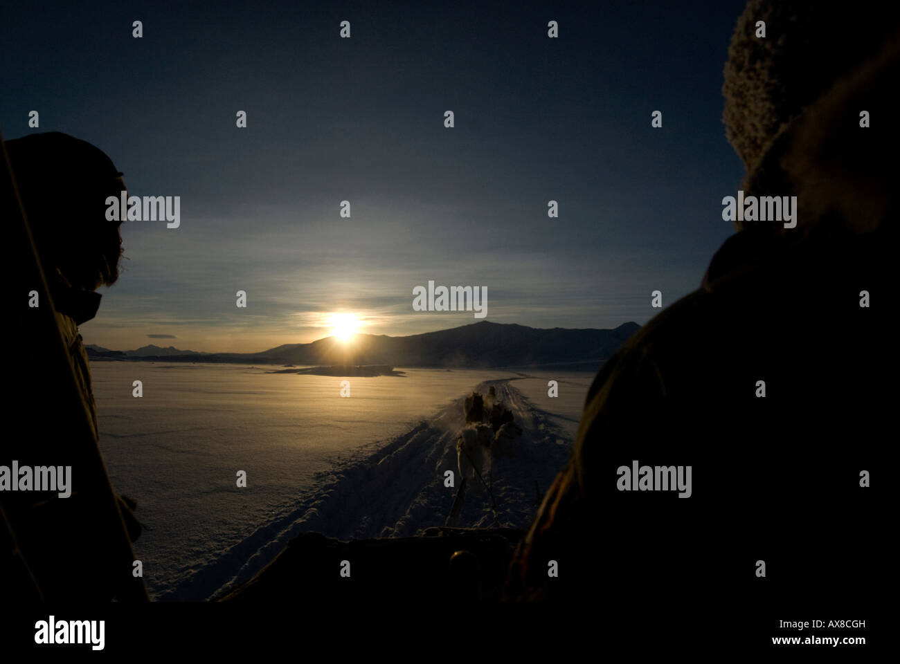 Bassa febbraio sun Jens Jepsen, Soren Christiansen gli uomini ski a fianco della slitta trainata da cani mai seduto su di esso danese Forc speciale Foto Stock