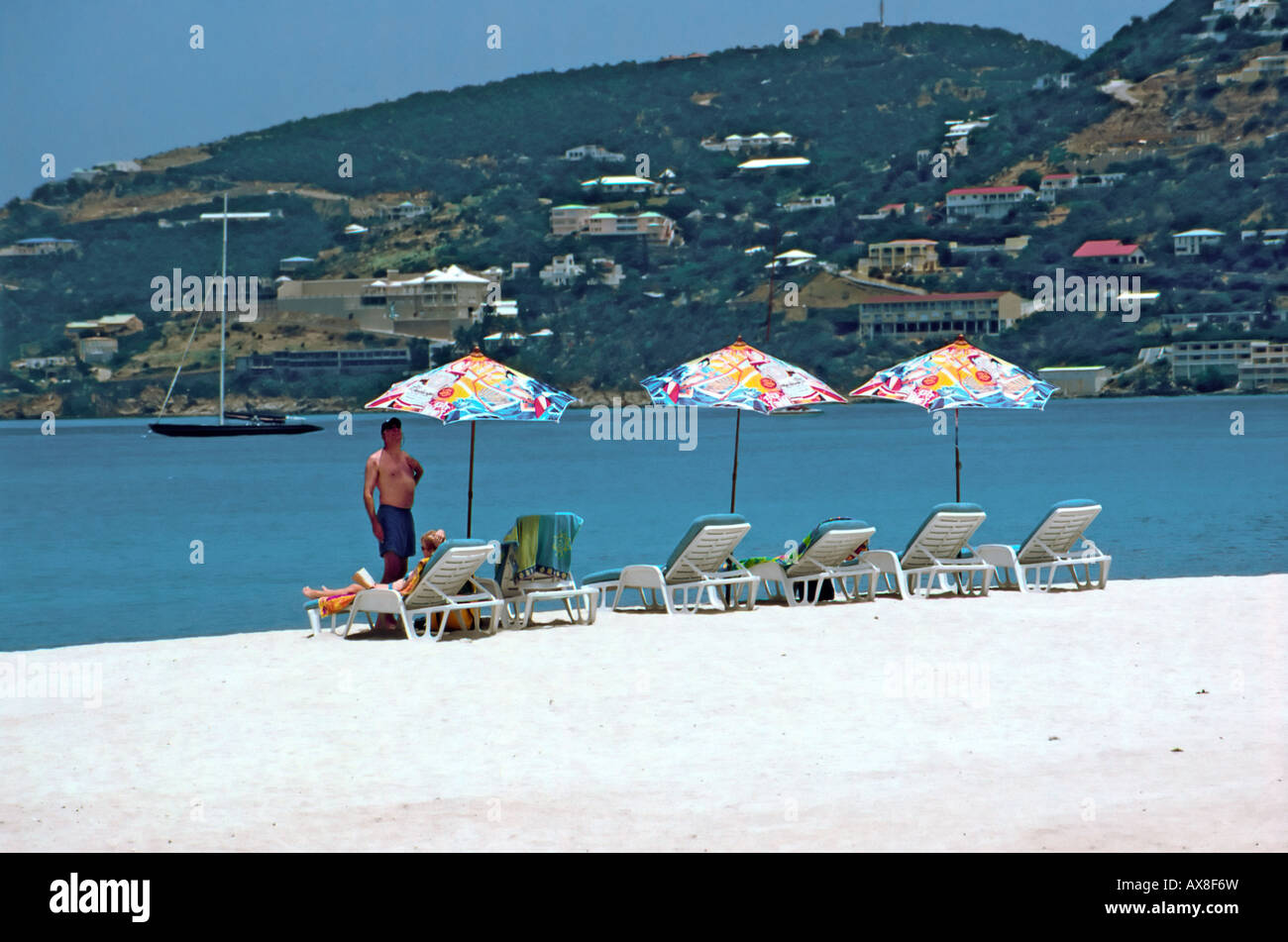 Ombrelloni in grande Bay Beach, Philipsburg, St Maarten Foto Stock
