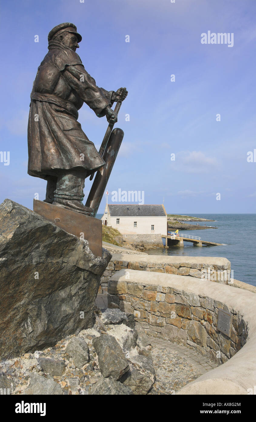 Statua del capitano della barca a ruota vista laterale Moelfre Anglesey Foto Stock