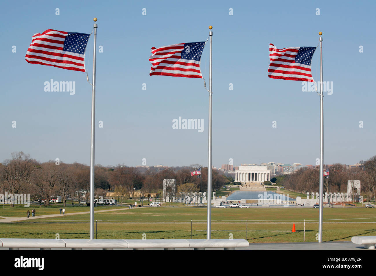Bandierine americane vicino al Monumento di Washington, il Lincoln Memorial sullo sfondo, Washington DC, Stati Uniti d'America Foto Stock