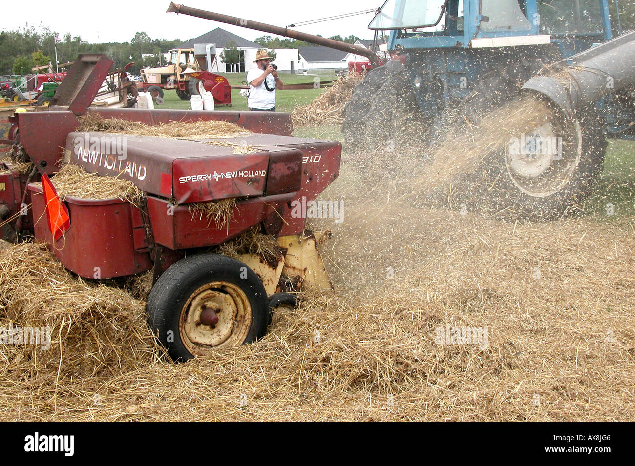 Imballano paglia in bails quadrato in un momento storico agricoltura giorno vivere evento cronologia Foto Stock