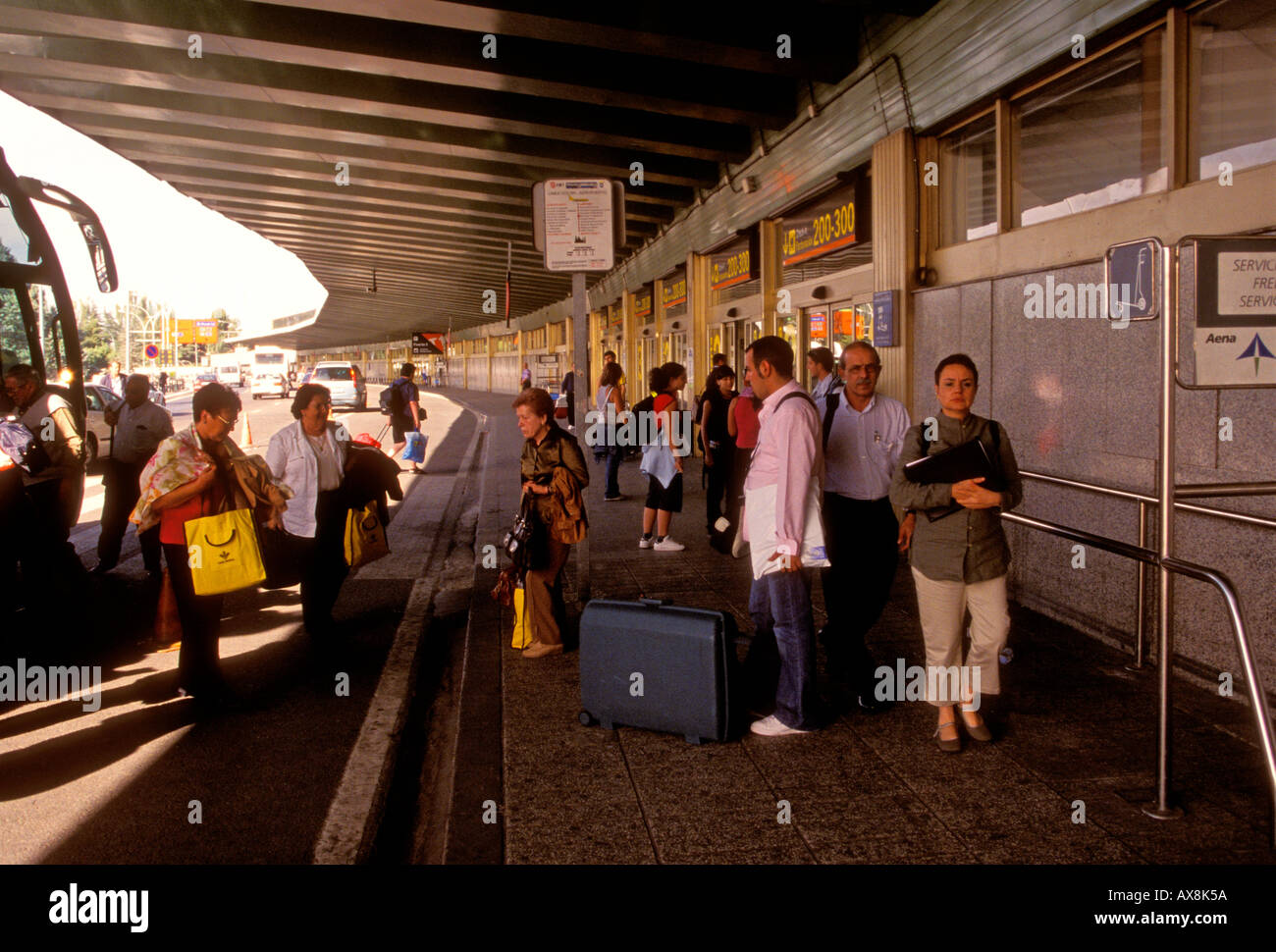 Lo spagnolo, spagnoli, popolo spagnolo, compagnia aerea passeggeri, livello di partenza, l'aeroporto internazionale di Barajas, Madrid, provincia di Madrid, Spagna, Europa Foto Stock