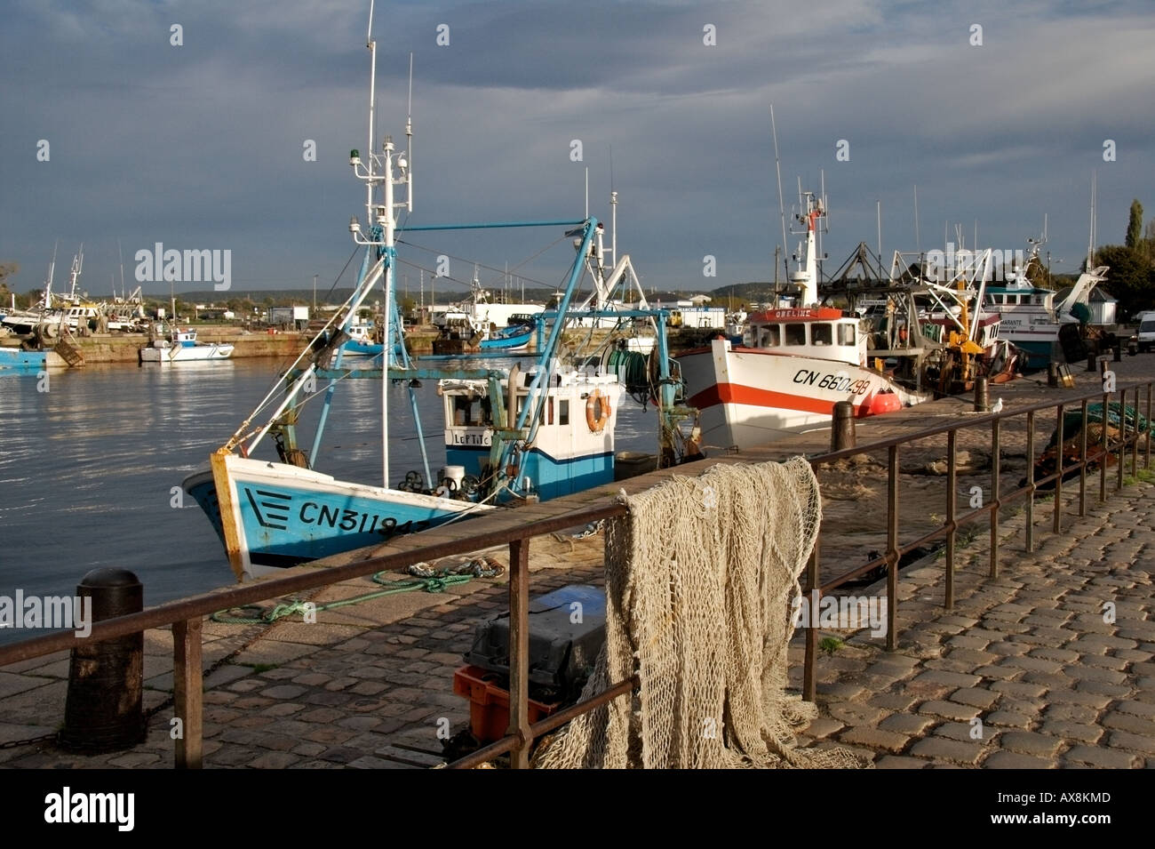 Attività di pesca i pescherecci con reti da traino a Honfleur Harbour per le Harve, Francia Foto Stock