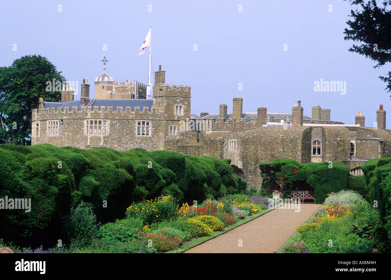 Walmer Castle e giardino Kent confine erbacee England Regno Unito home di operaio delle Cinque porte storia di bandiera storico giardino inglese Foto Stock