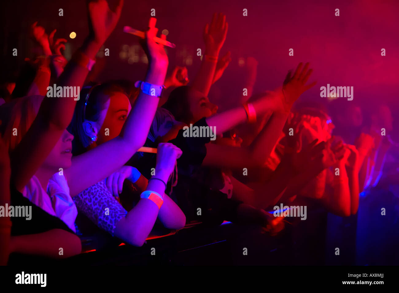 Fila anteriore di un concerto pieno di giovani donne sventolando in aria a un evento di ballo a Belfast Irlanda del Nord Foto Stock