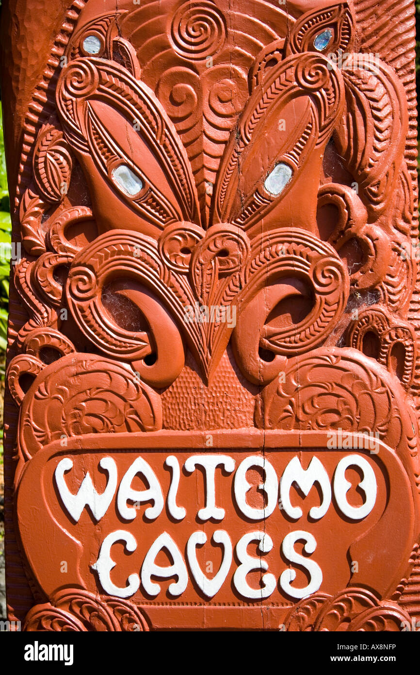 Un Maori totem pole al di fuori di Grotte di Waitomo in Nuova Zelanda Foto Stock