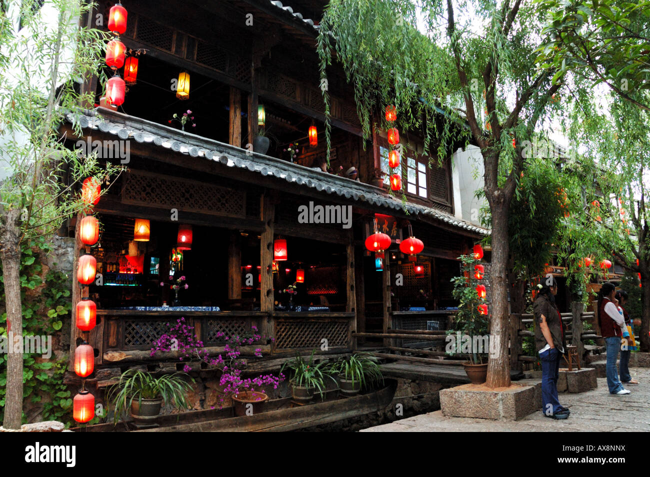 Lanterne rosse decorate un negozio di fronte a Lijiang old town, Yunnan in Cina. Foto Stock