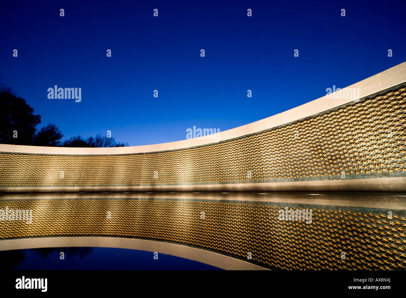 La parete di libertà a livello nazionale il Memoriale della Seconda Guerra Mondiale al tramonto, Washington D.C. Siamo stati uniti d'America Foto Stock