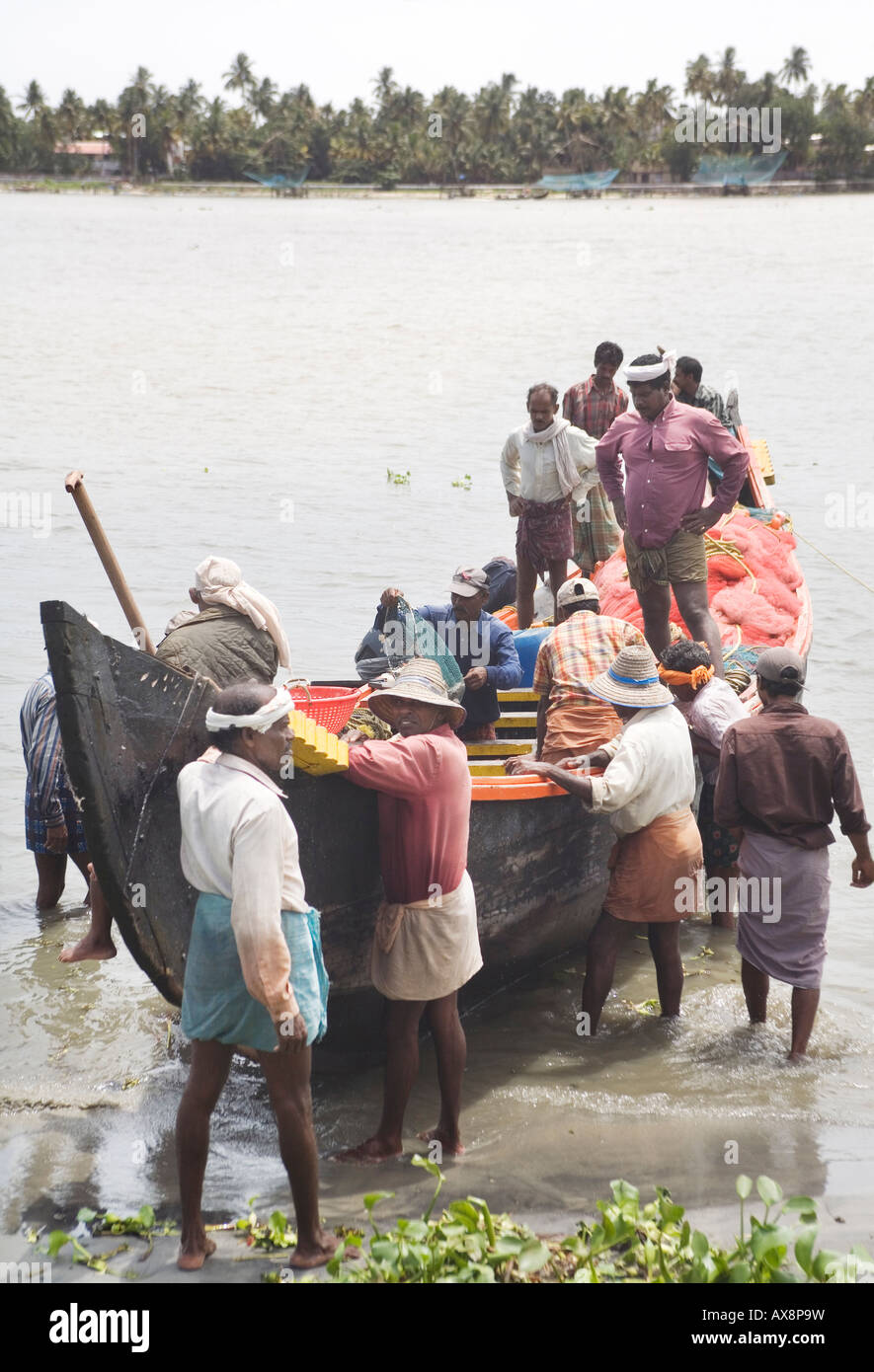 I pescatori Keralite in canoa locale vallom proveniente da viaggio di pesca Fort kochi Beach Cochin Kerala India del Sud Foto Stock