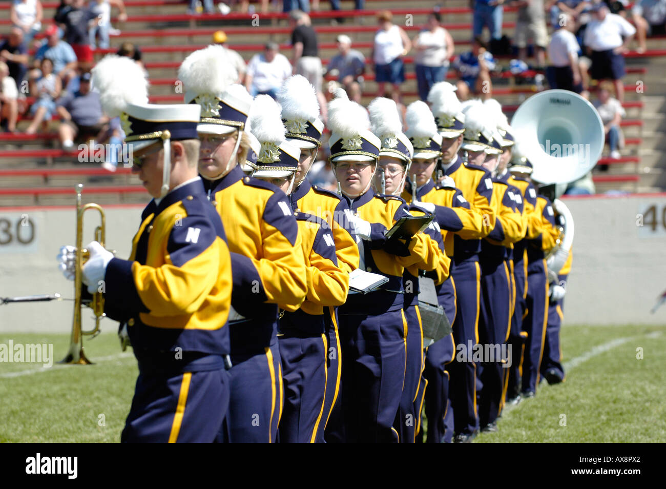American High School Marching Band esegue durante il tempo di emisaturazione di una partita di calcio Foto Stock