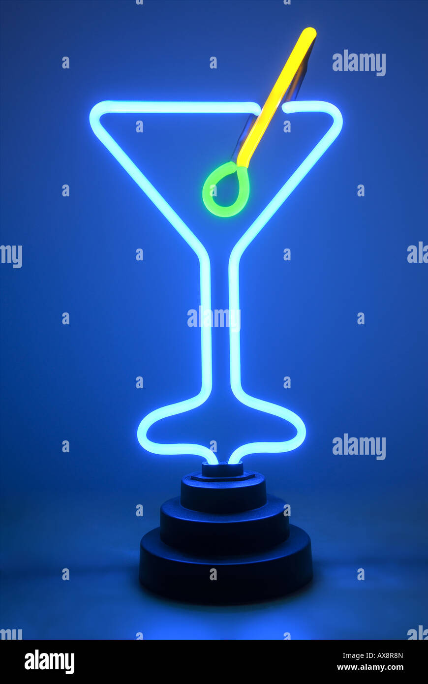 Un grafico incandescente neon lampada Martini con olive Foto Stock