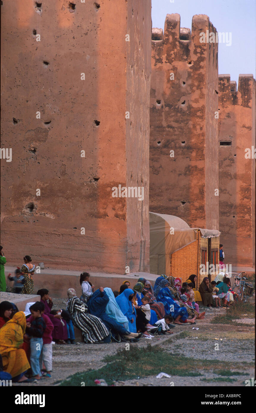 Verhuellte Frauen, Stadtmauer, Taroudant Marokko Foto Stock