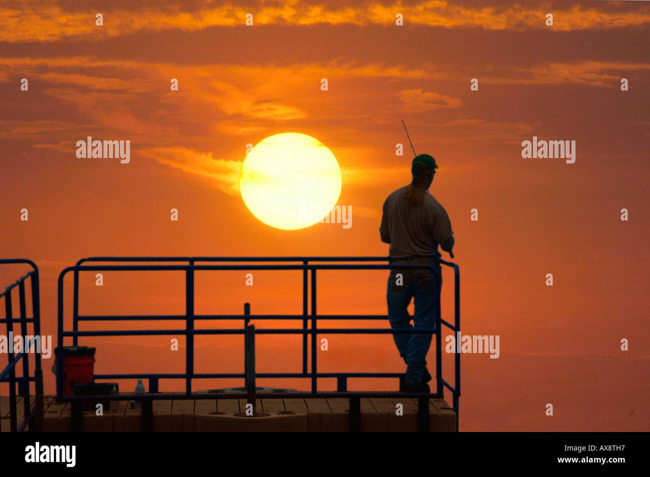 Pescatore al tramonto bhz Foto Stock