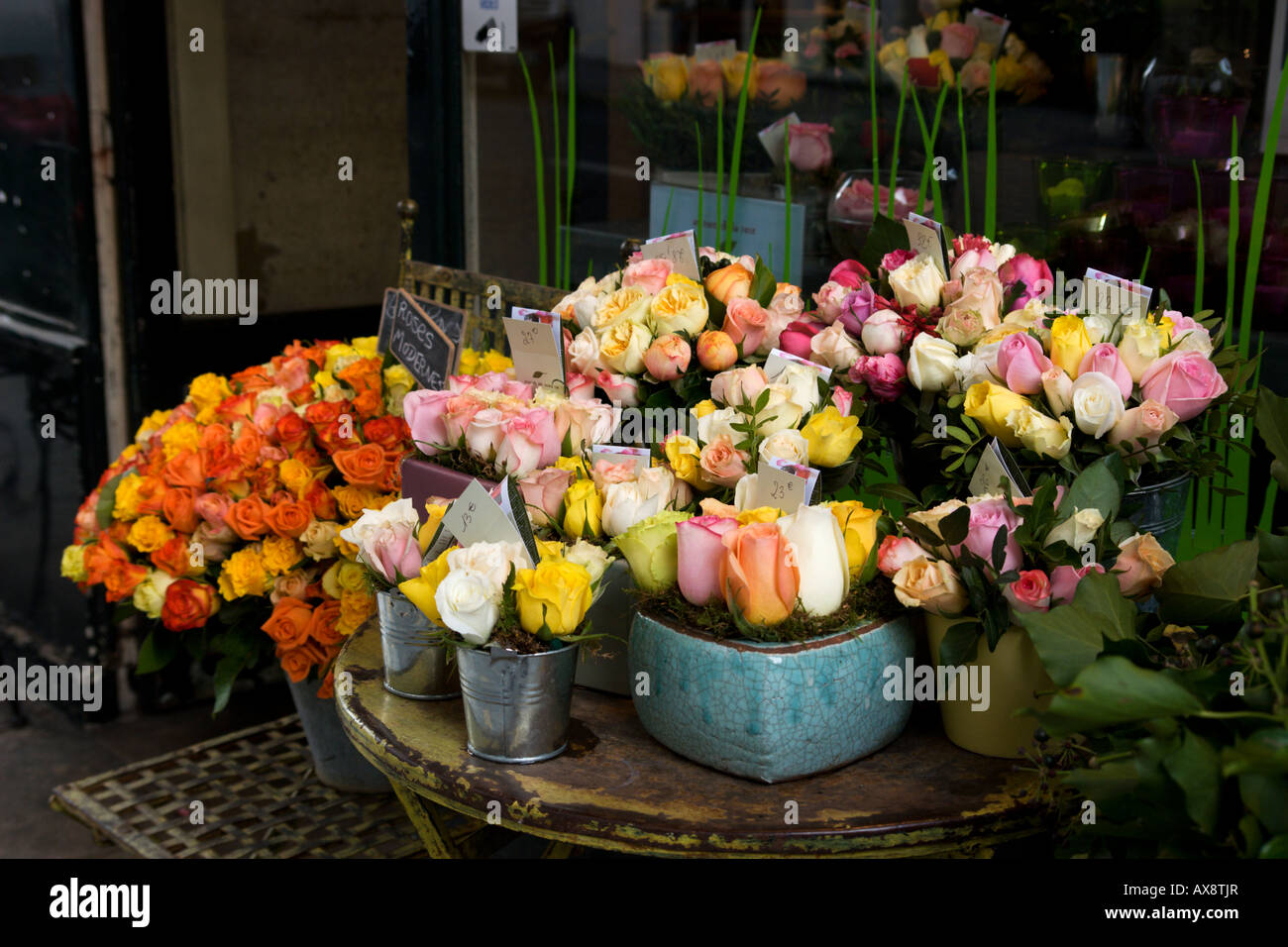Le rose sul display al di fuori di un fioraio in Parigi Francia Foto Stock