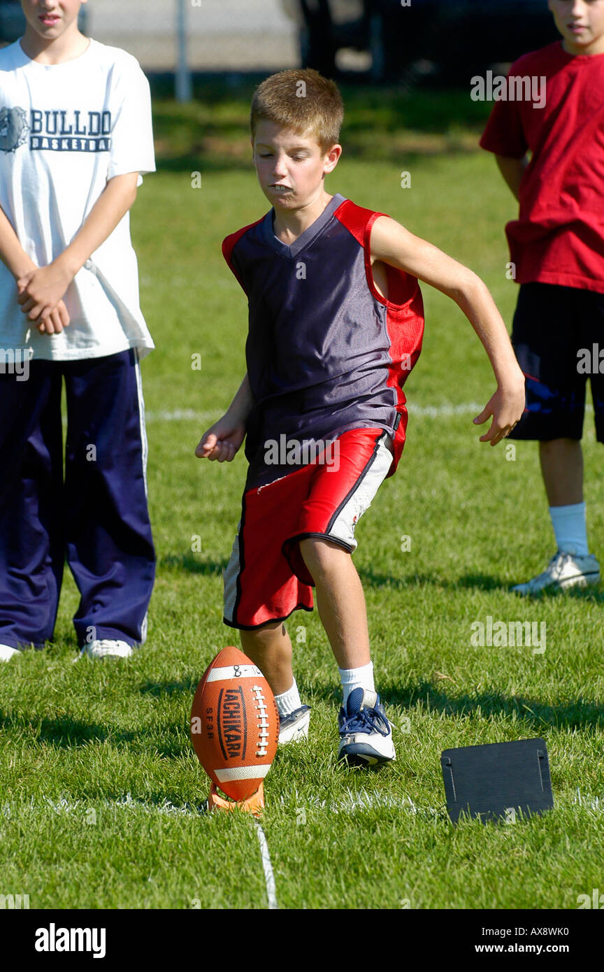 Punt pass e kick concorso indetto per il ragazzo o ragazza di 12 anni di età e sotto Foto Stock