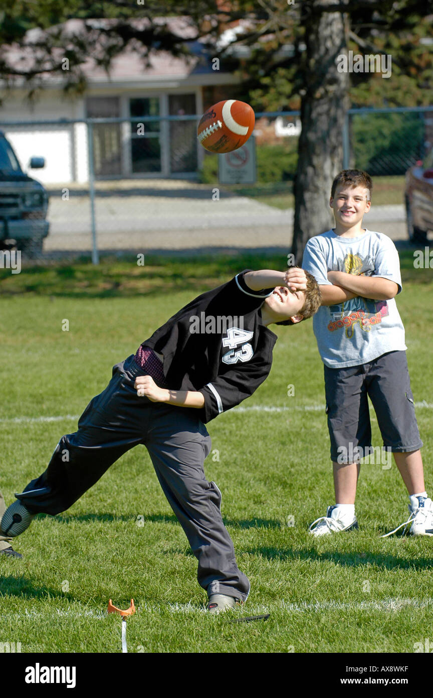 Punt pass e kick concorso indetto per il ragazzo o ragazza di 12 anni di età e sotto Foto Stock