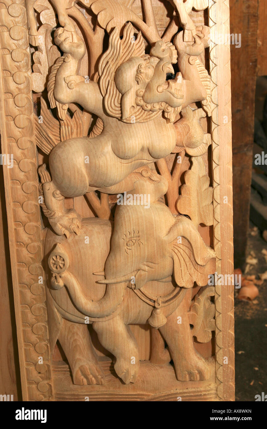 India Himachal Pradesh Norbulinka Istituto Tibetano e carving scuola di falegnameria elefante scolpito e figura mitologica pannello Foto Stock