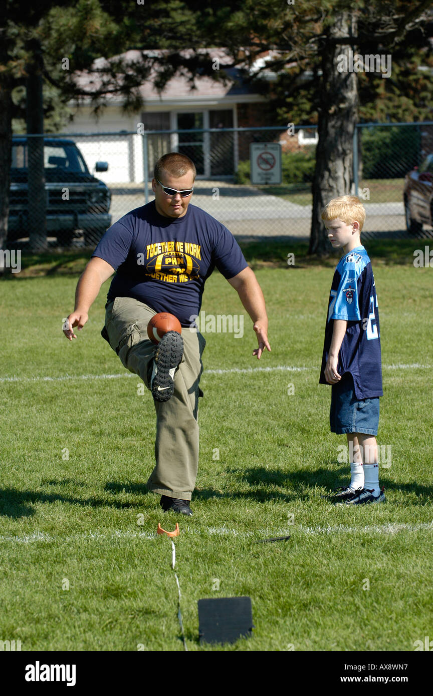 Punt pass e kick concorso indetto per il ragazzo o ragazza di 12 anni di età e sotto Foto Stock