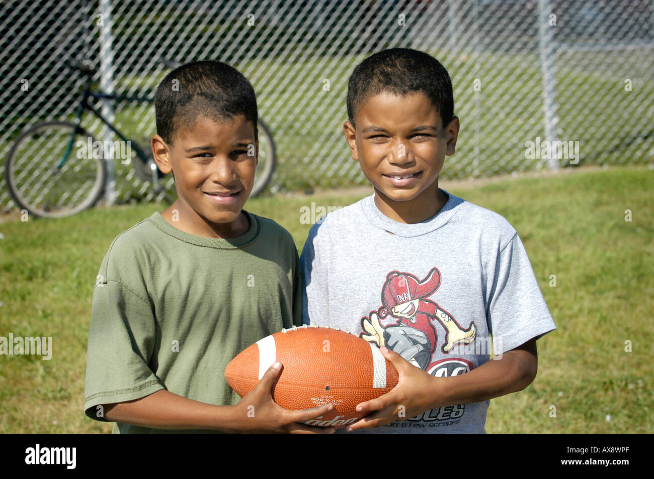 Punt pass e kick concorso indetto per il ragazzo o ragazza di 12 anni di età e sotto Foto Stock