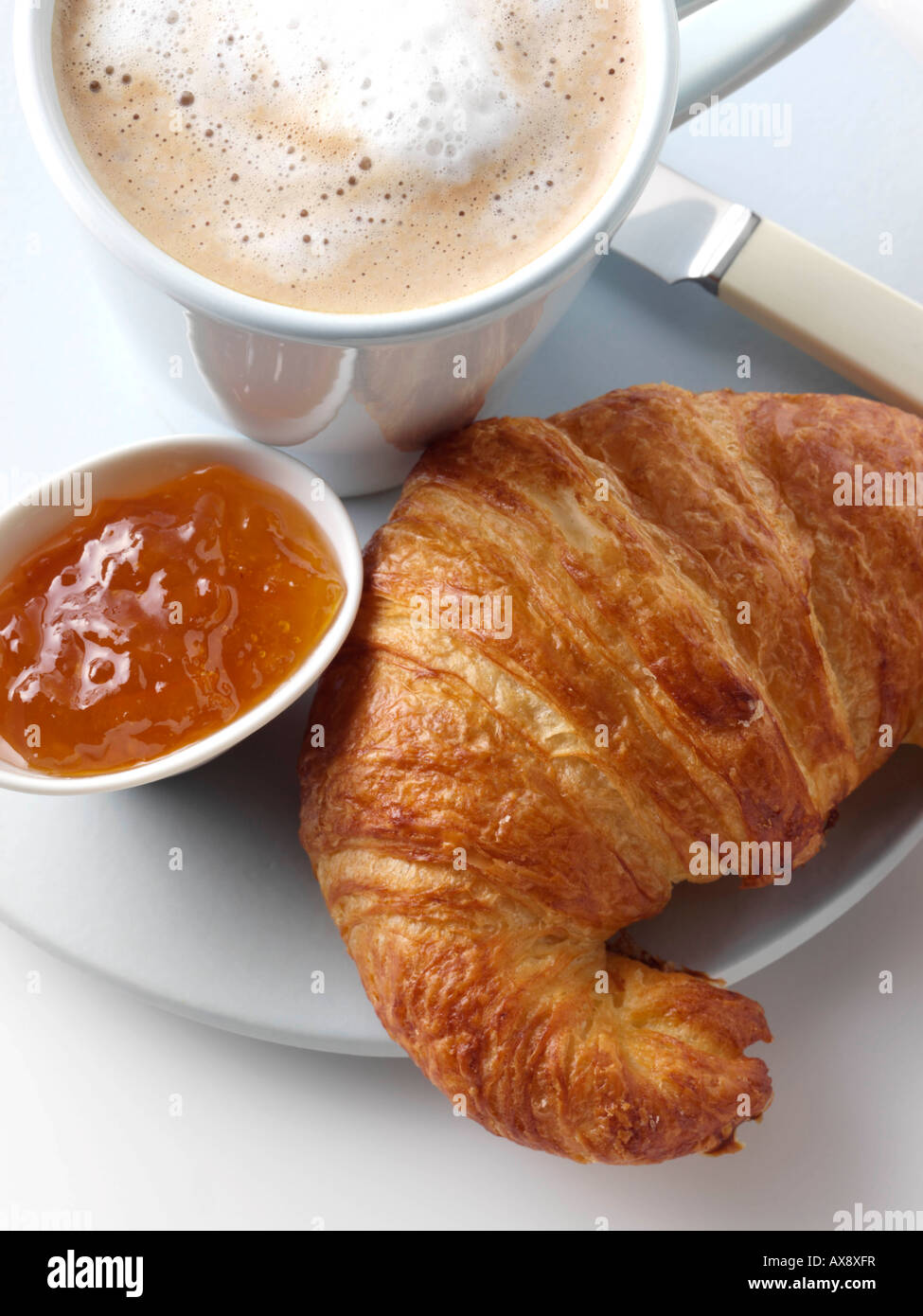 Il francese croissant e caffè orange jam cibo editoriale Foto Stock