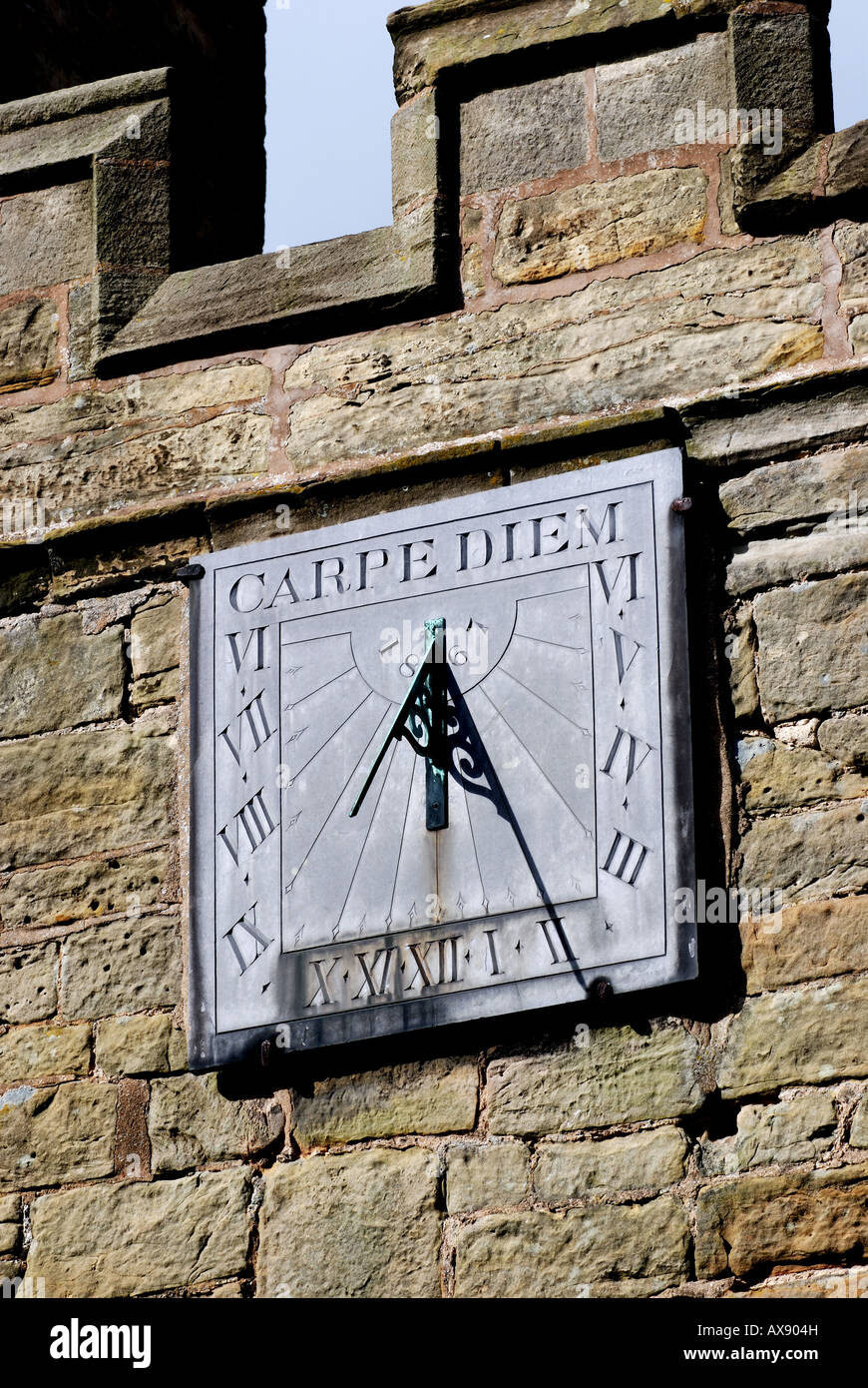 Orologio solare con Carpe Diem motto, St Botolph's Church, Burton Hastings, Warwickshire, Inghilterra, Regno Unito Foto Stock