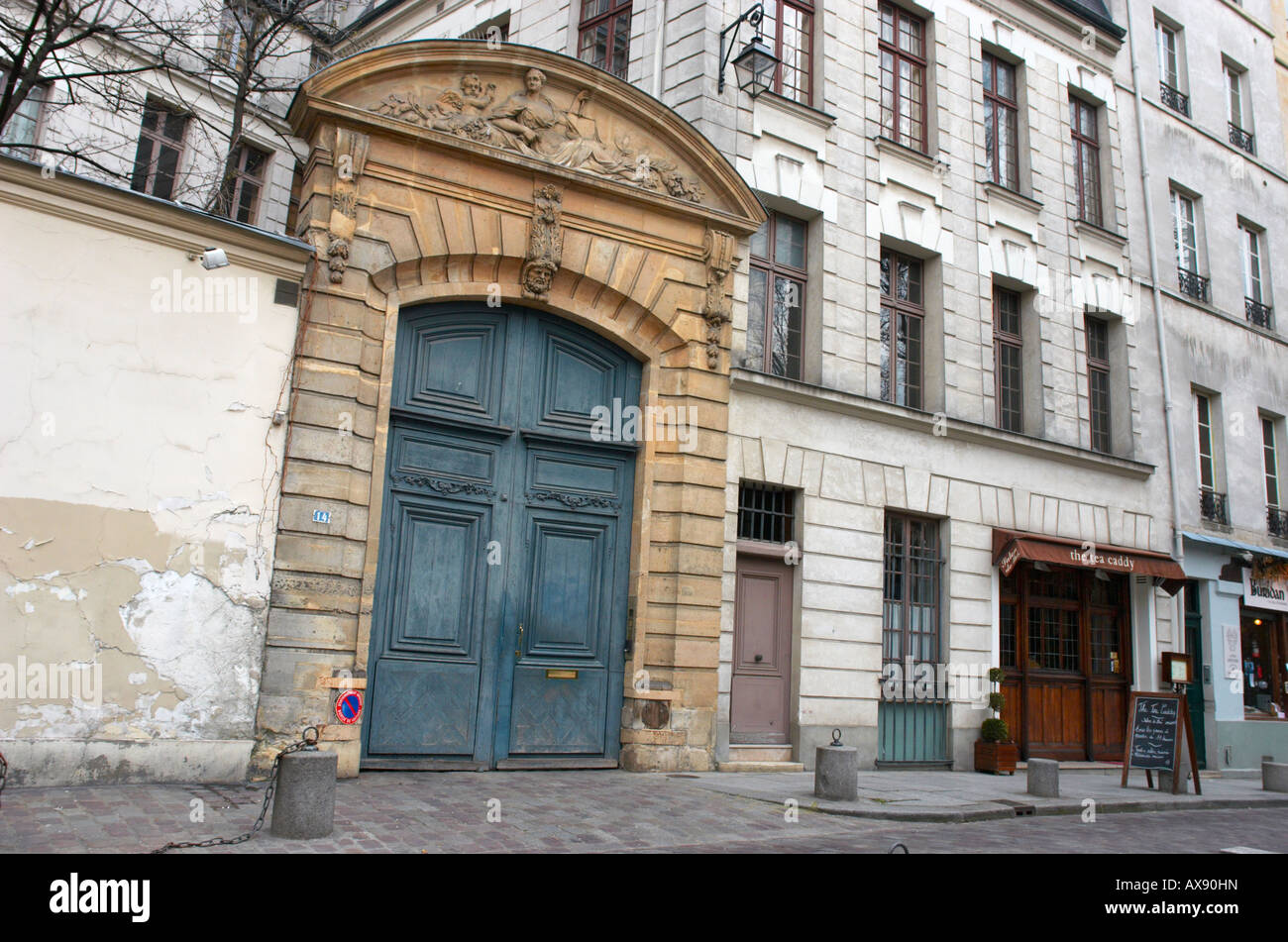 17Il thc cancello alla ex casa di Isacco de Laffemas e il tè Caddy sala da tè in Rue St Julien le Pauvre Parigi Francia Foto Stock