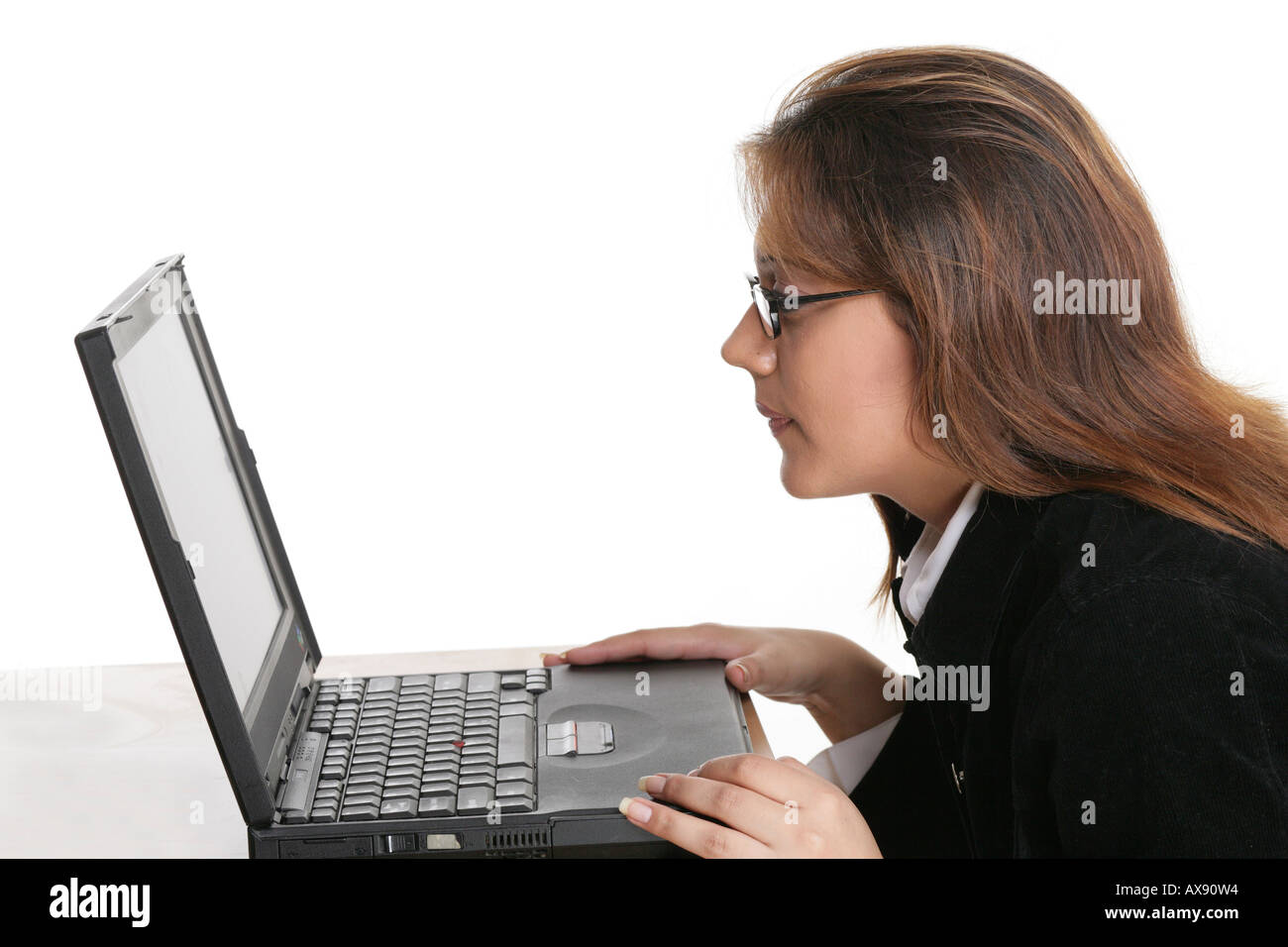 Profilo laterale di una imprenditrice lavorando sul computer portatile Foto Stock