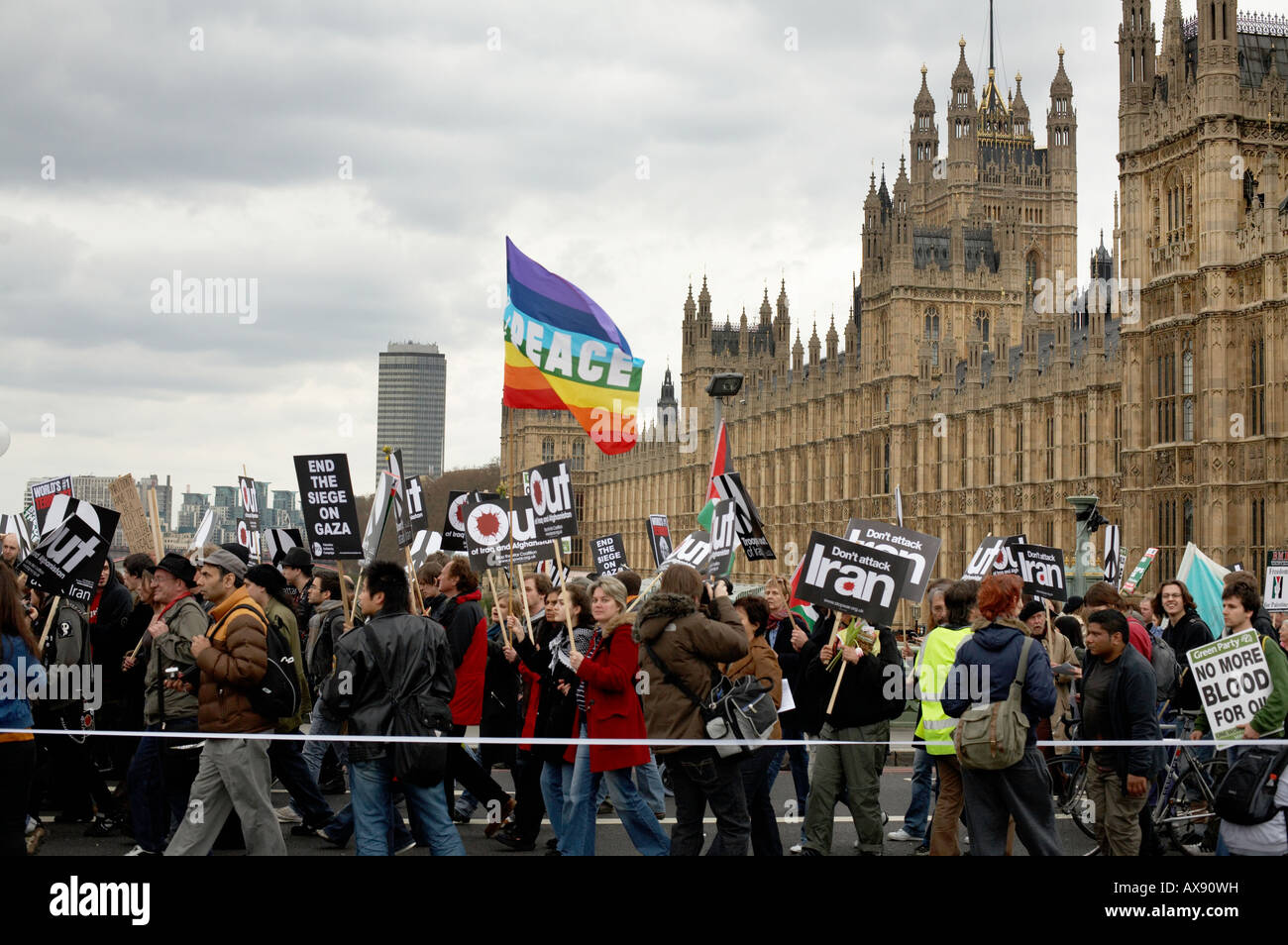 Anti-War rally passa le Case del Parlamento a Londra REGNO UNITO Foto Stock