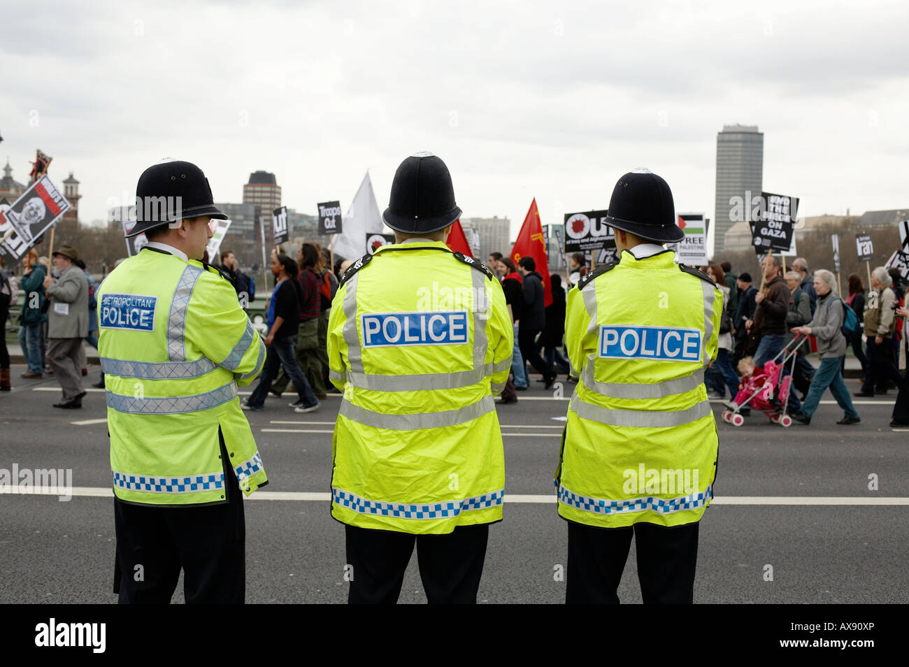 Poliziotti a anti-War rally in London REGNO UNITO Foto Stock