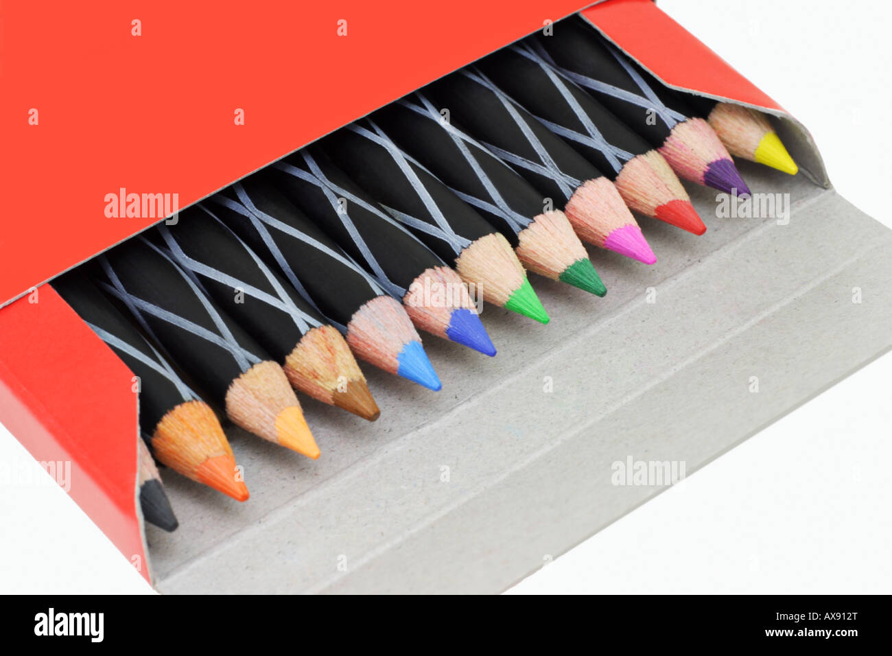 12 matite di colore in confezione aperta Foto Stock