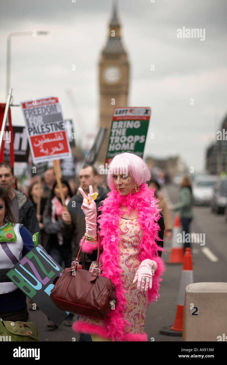 Travestito ad un anti-War rally in London REGNO UNITO Foto Stock