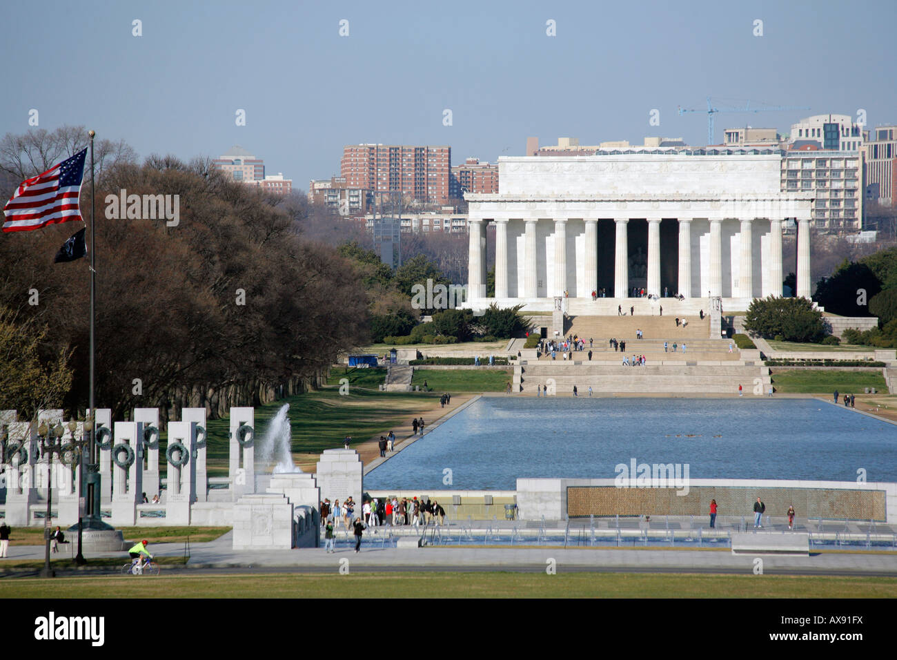 Vista del National Memoriale della Seconda Guerra Mondiale e il Lincoln Memorial, Mall di Washington DC, Stati Uniti d'America Foto Stock
