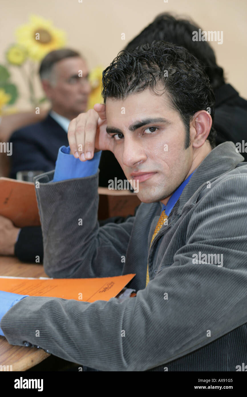 Ritratto di un uomo d affari con seduta in una riunione Foto Stock