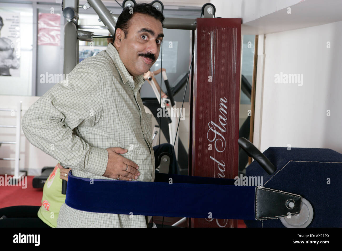 Ritratto di un uomo che esercitano in una palestra Foto Stock