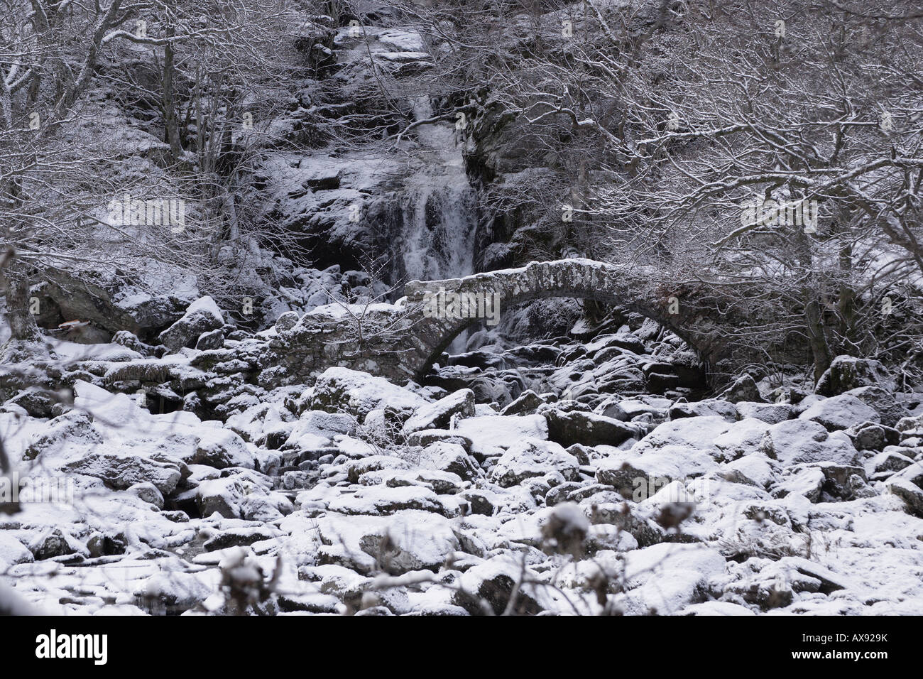 Il vecchio ponte packhorse e cascata in snow Glen Lyon Scotland Regno Unito Foto Stock
