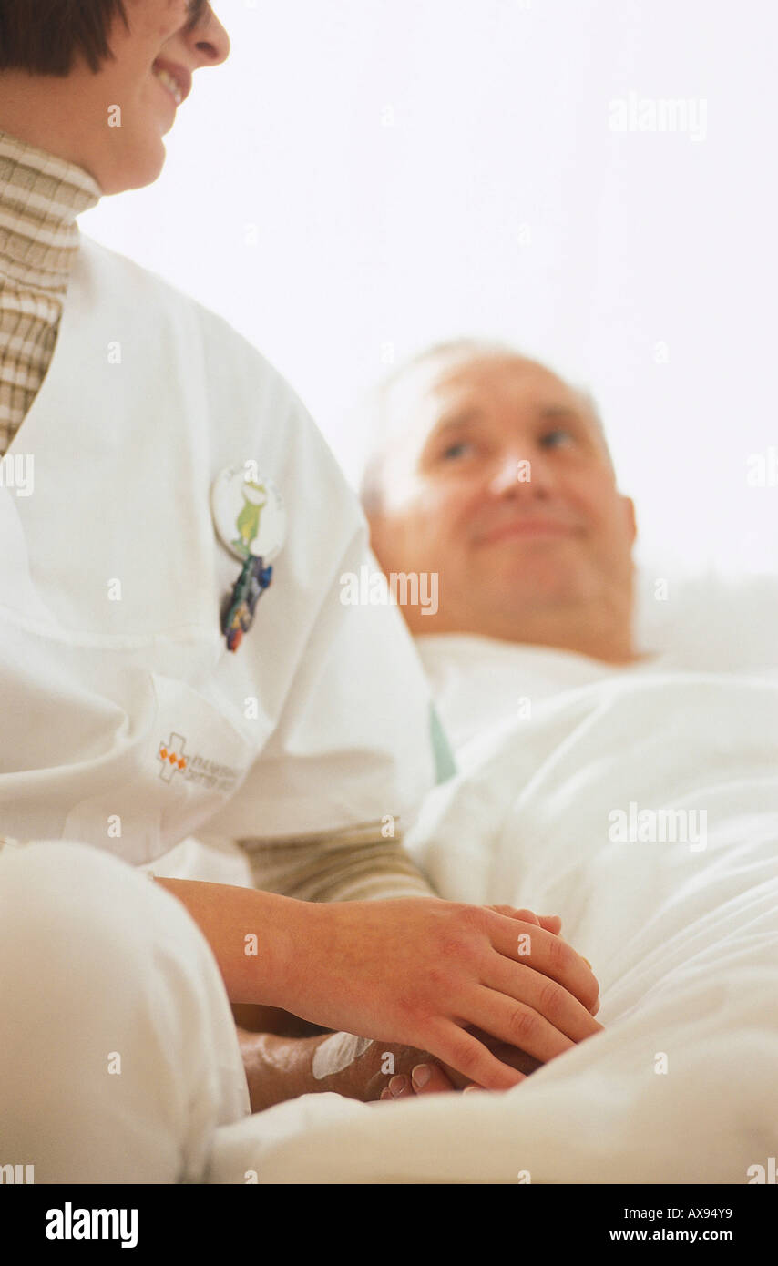 Aerztin am Krankenbett, Medizin Foto Stock