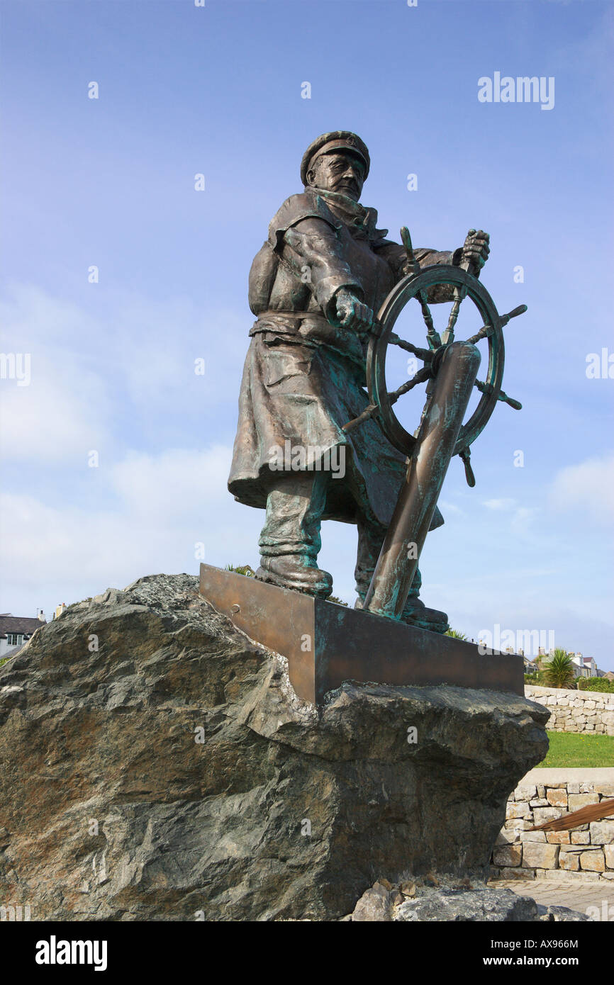 Statua del capitano della barca a ruota vista anteriore Moelfre Anglesey Foto Stock