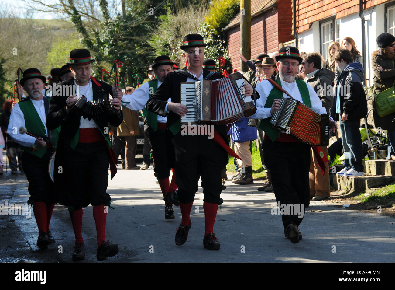 Musicisti provenienti da l'anello Chanctonbury Morris uomini portano il lato tp danza al di fuori delle Rose Cottage Inn, Alciston, East Sussex. Foto Stock