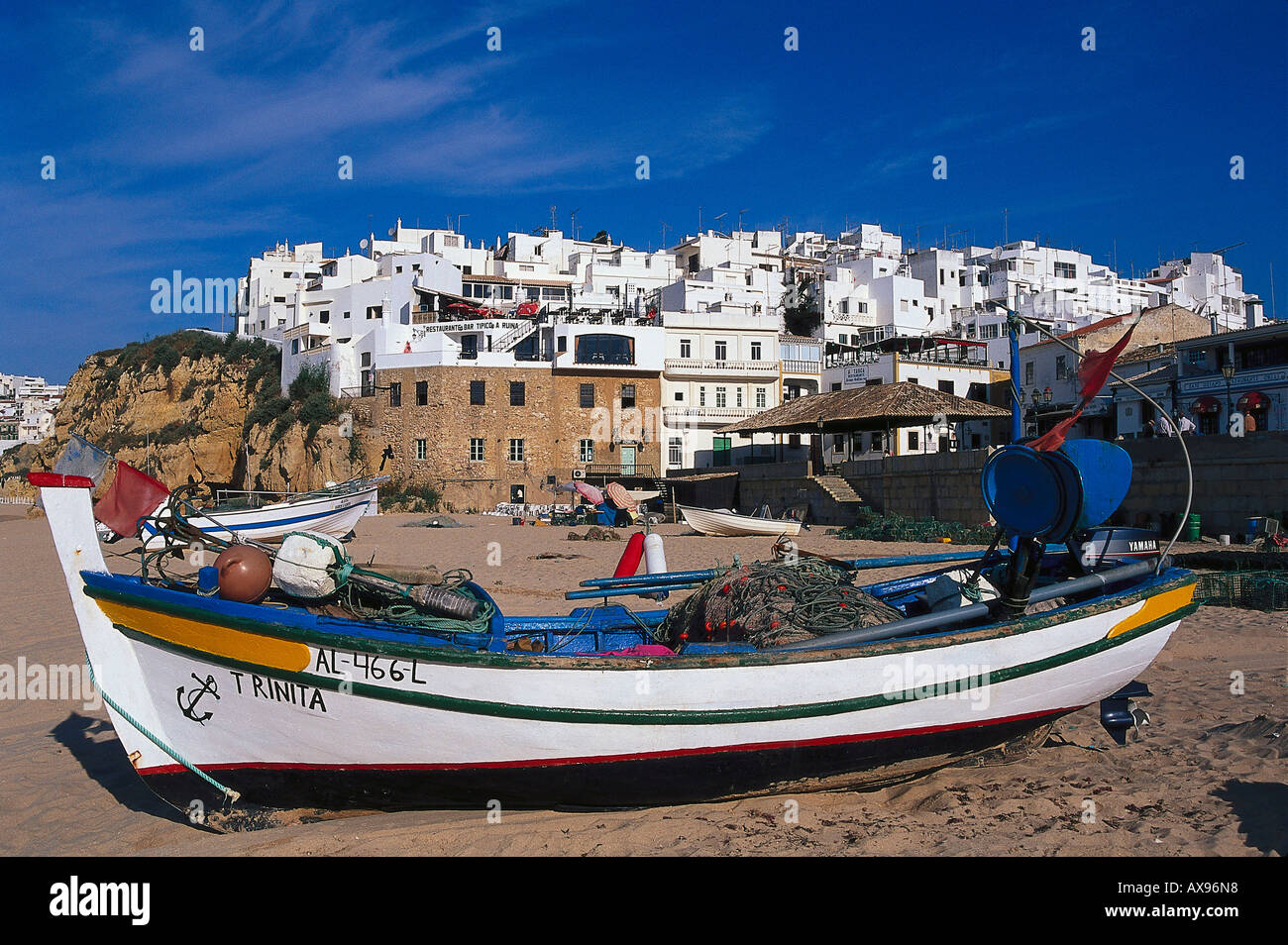 Barche di pescatori sulla spiaggia, Albufeira, Algarve, Portogallo, Europa Foto Stock