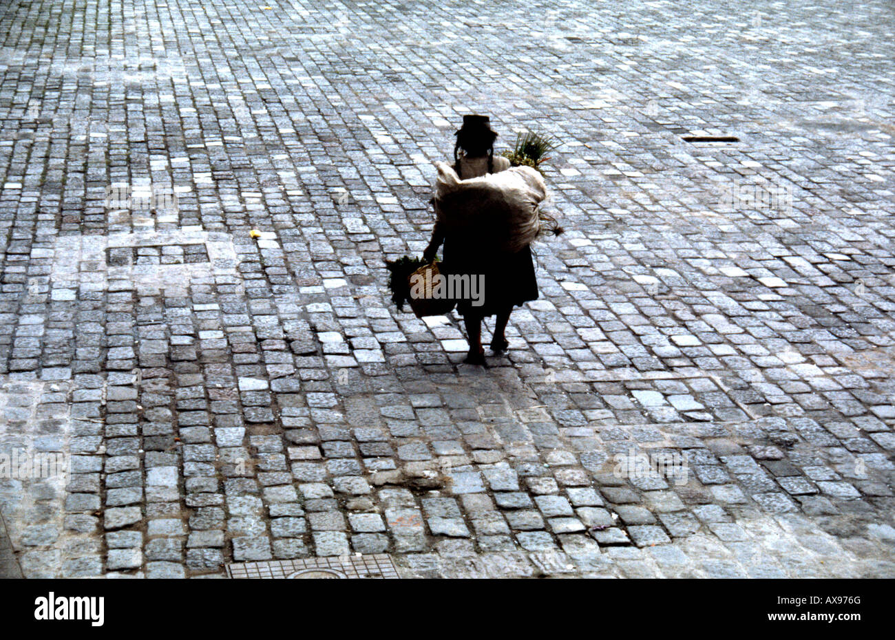 Tradizionalmente condita contadina attraversa piazza in Quito Ecuador Foto Stock