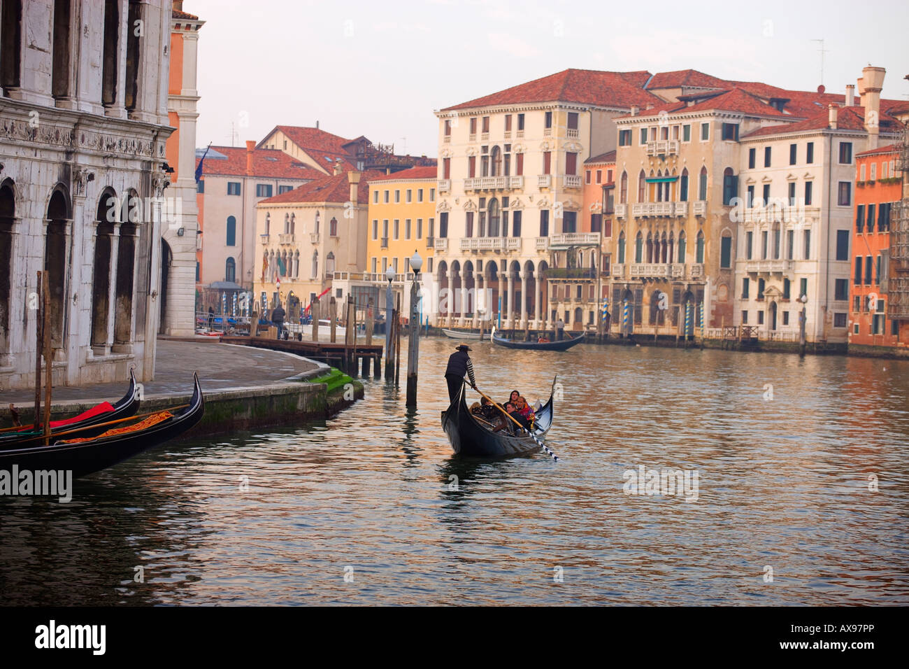 In Gondola sul Canal Grande Venezia Italia al crepuscolo Foto Stock