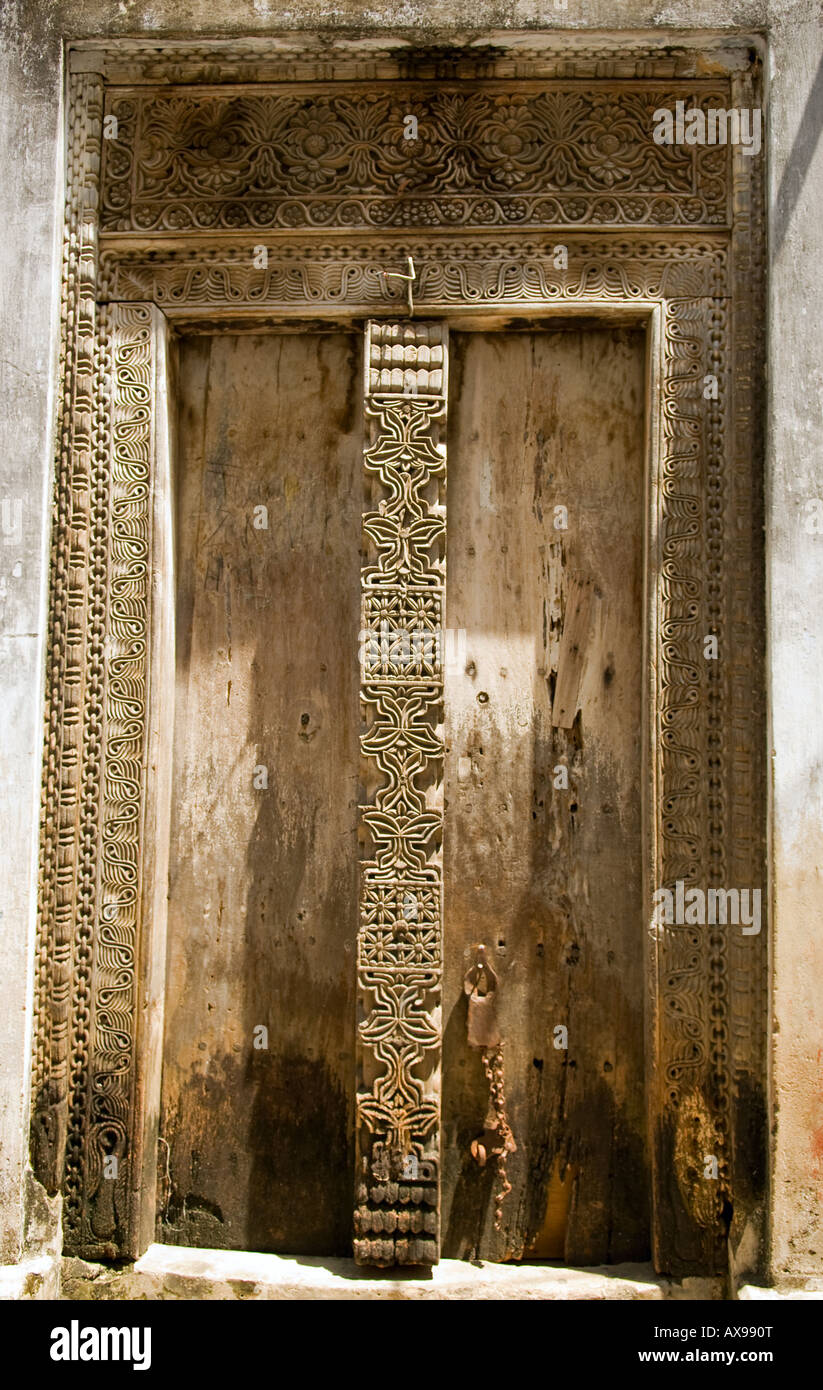 Tradizionale porta scolpito nel capitale di Stone Town Zanzibar, Tanzania Africa orientale Foto Stock