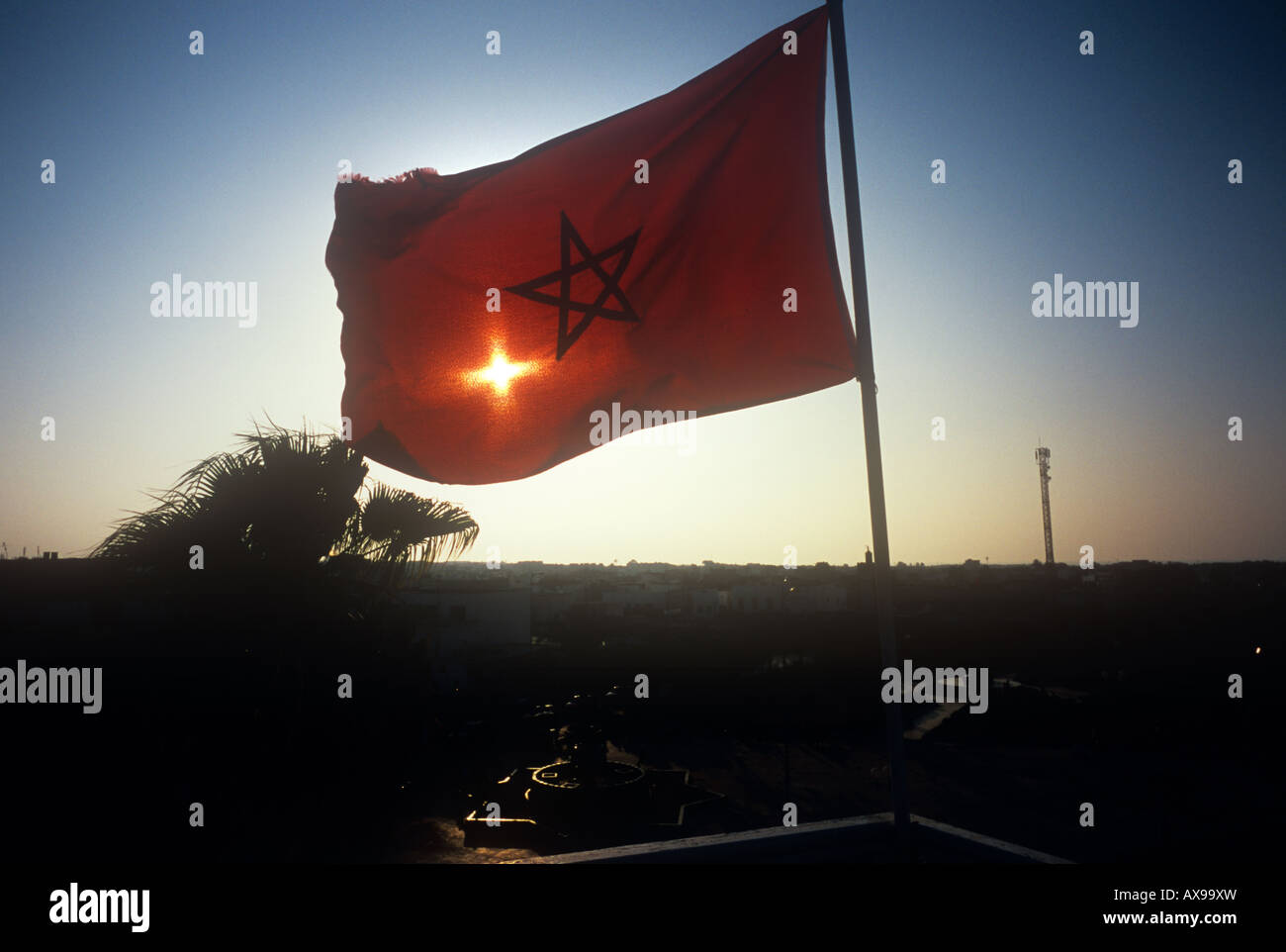 Tramonto attraverso la bandiera marocchina, Azemmour, Marocco Foto Stock
