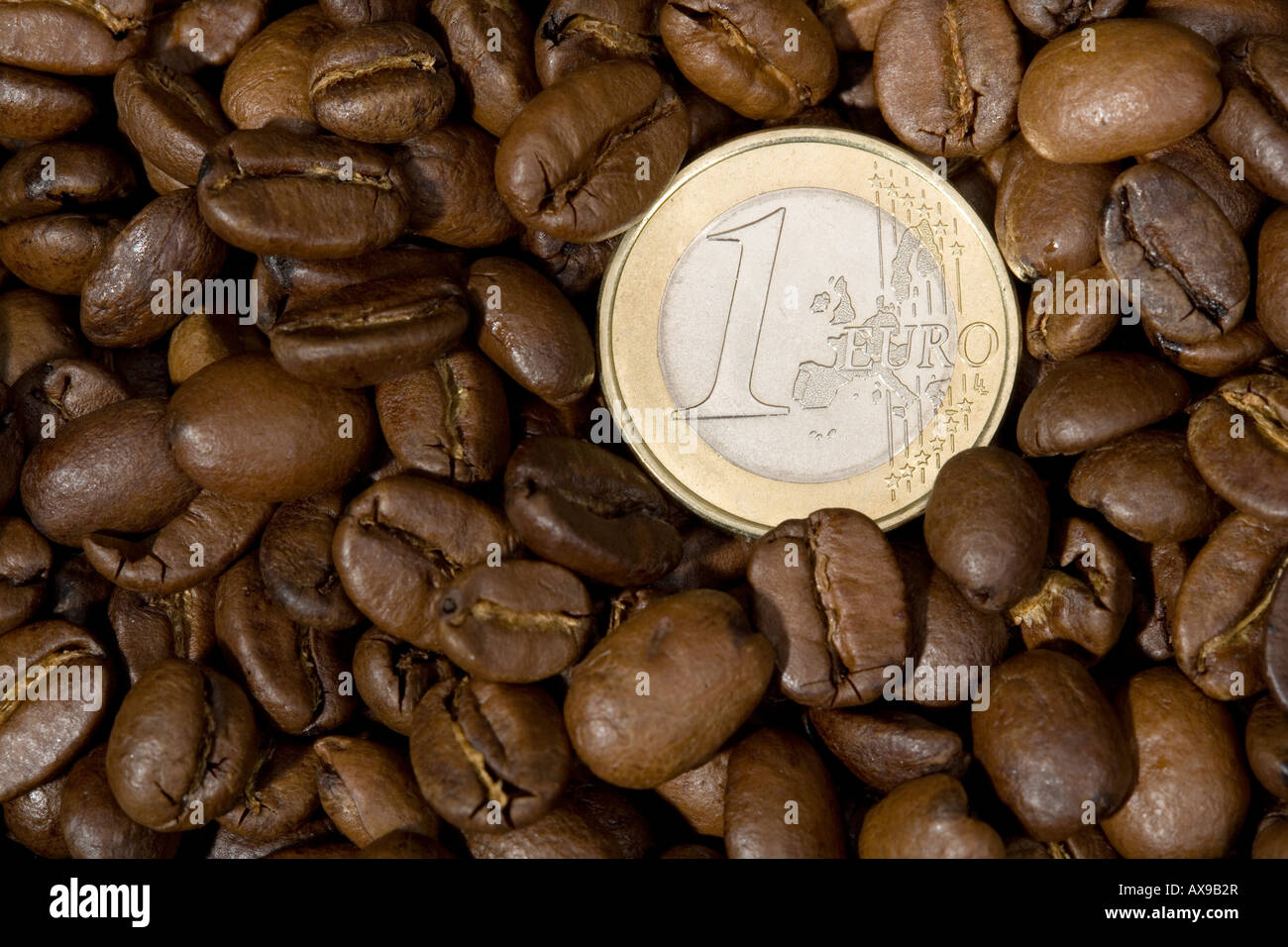 Chicchi di caffè tostati con Euro moneta simbolo prezzi del caffè a materie prime di prodotti agricoli di base Foto Stock